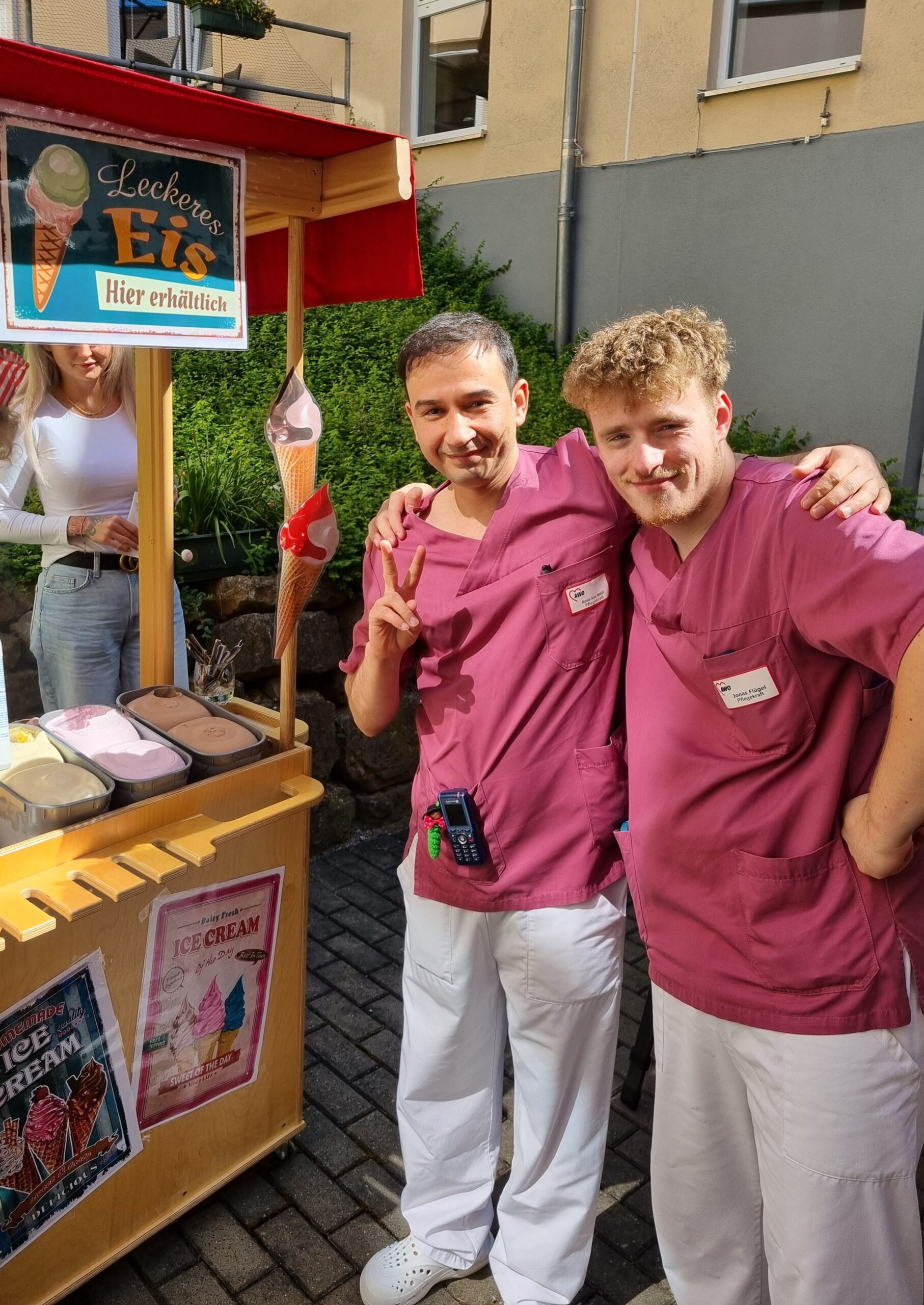 Zwei Pfleger vor dem Eisstand