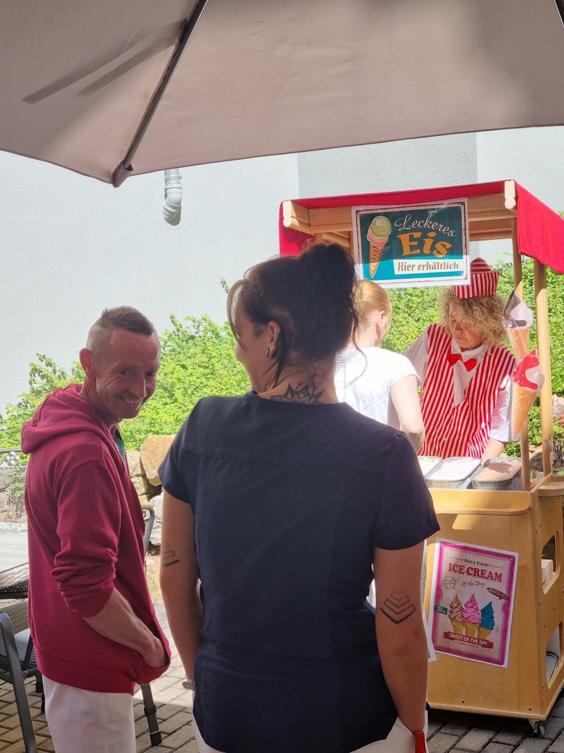 Pfleger*innen vor dem Eisstand