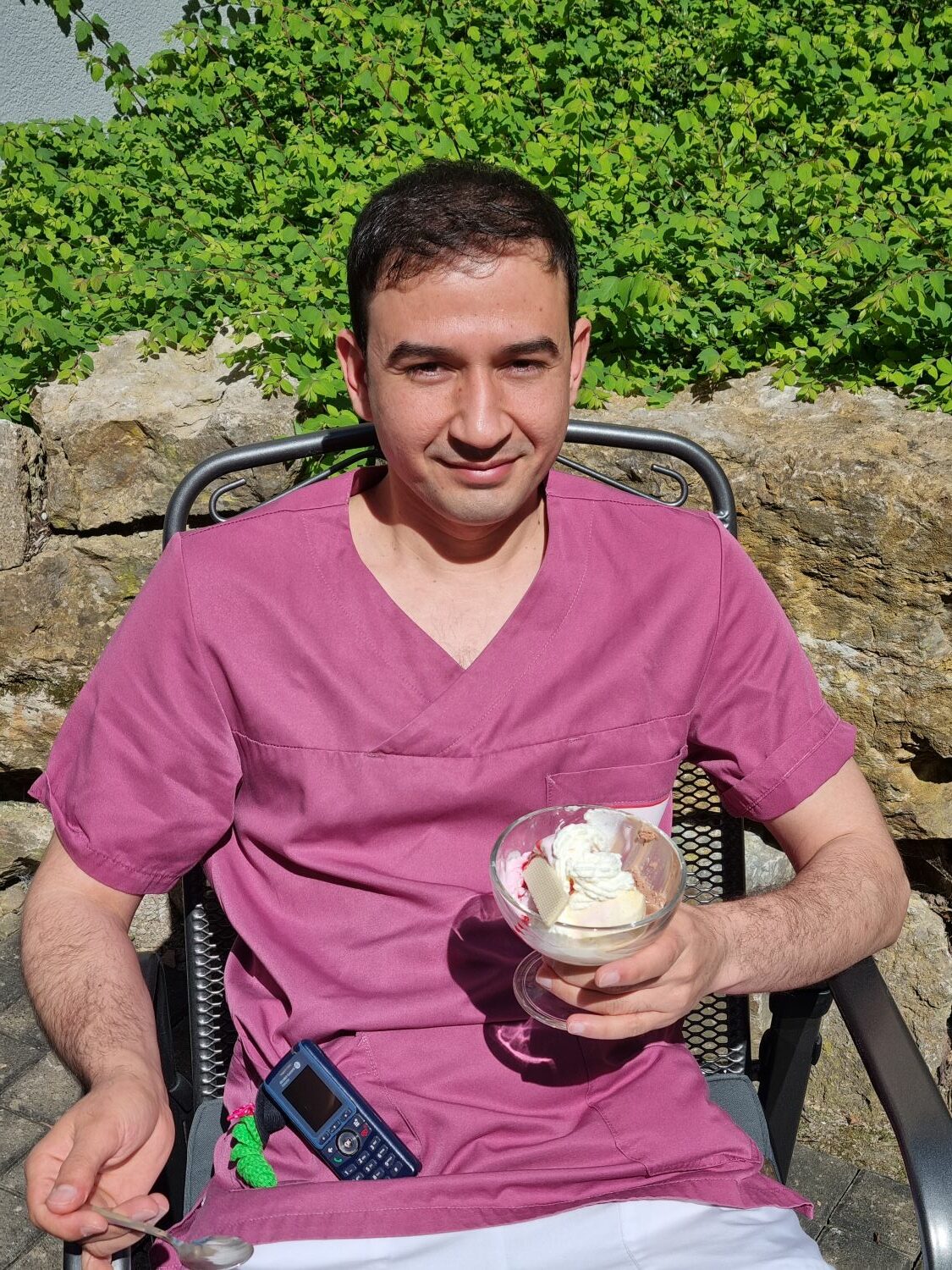 Ein Pfleger mit einem Eisbecher