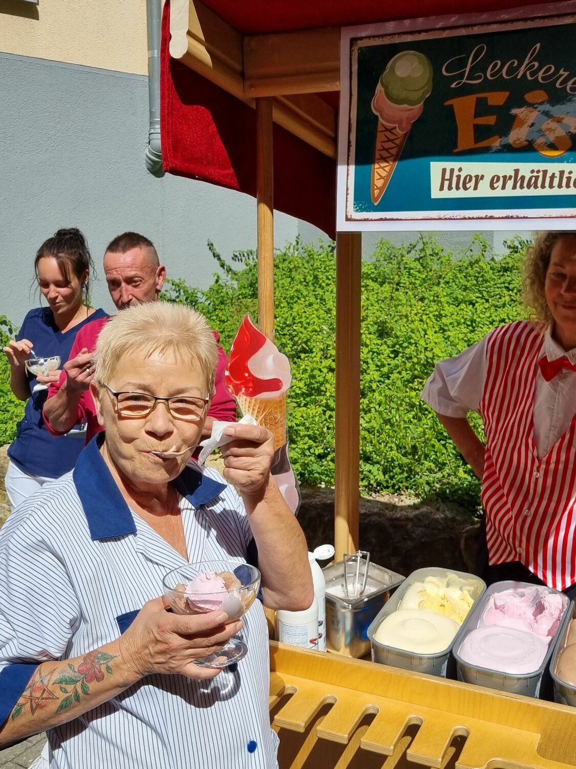 Eine Pflegerin vor dem Eisstand