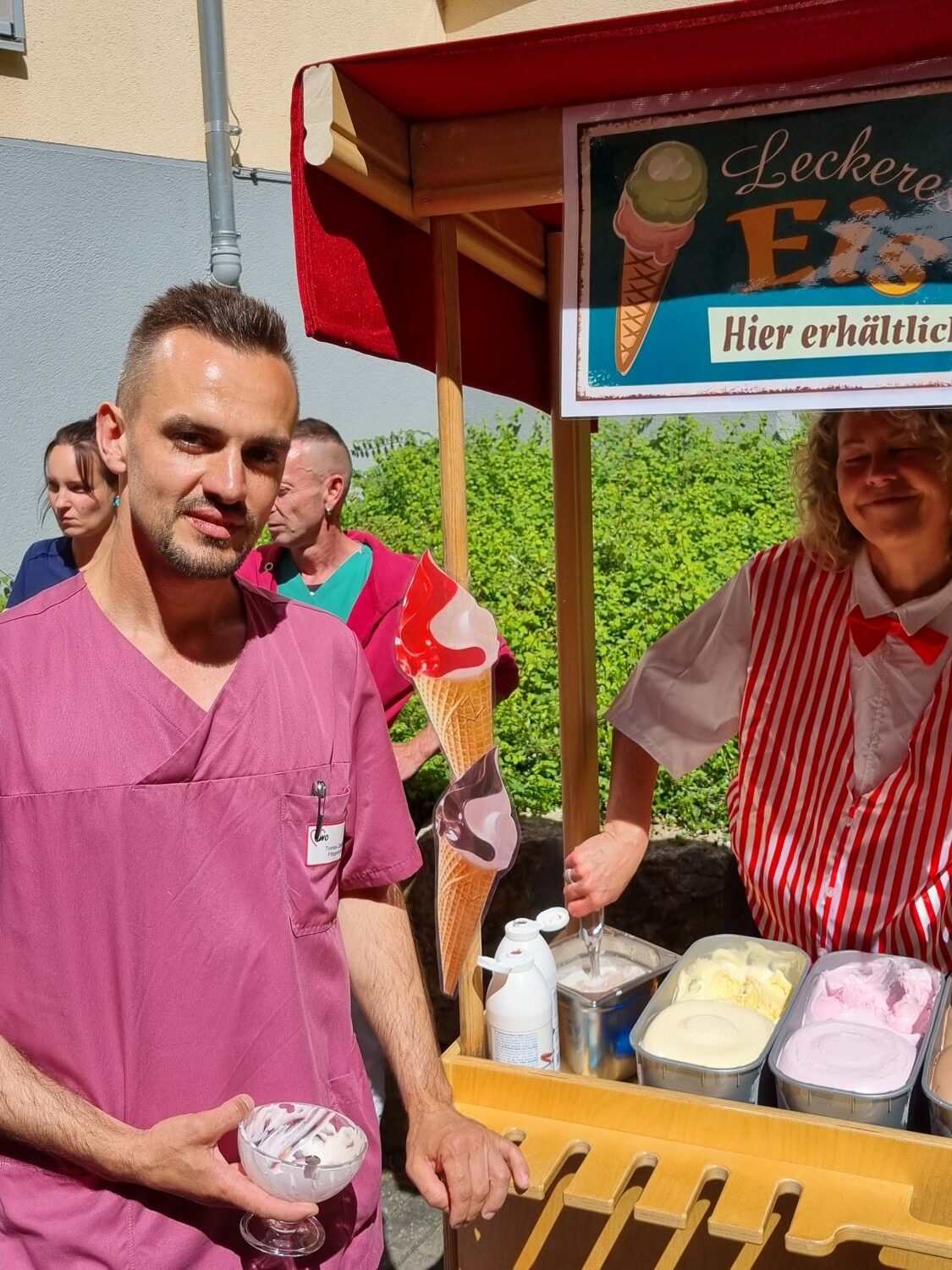 Ein Pfleger vor dem Eisstand