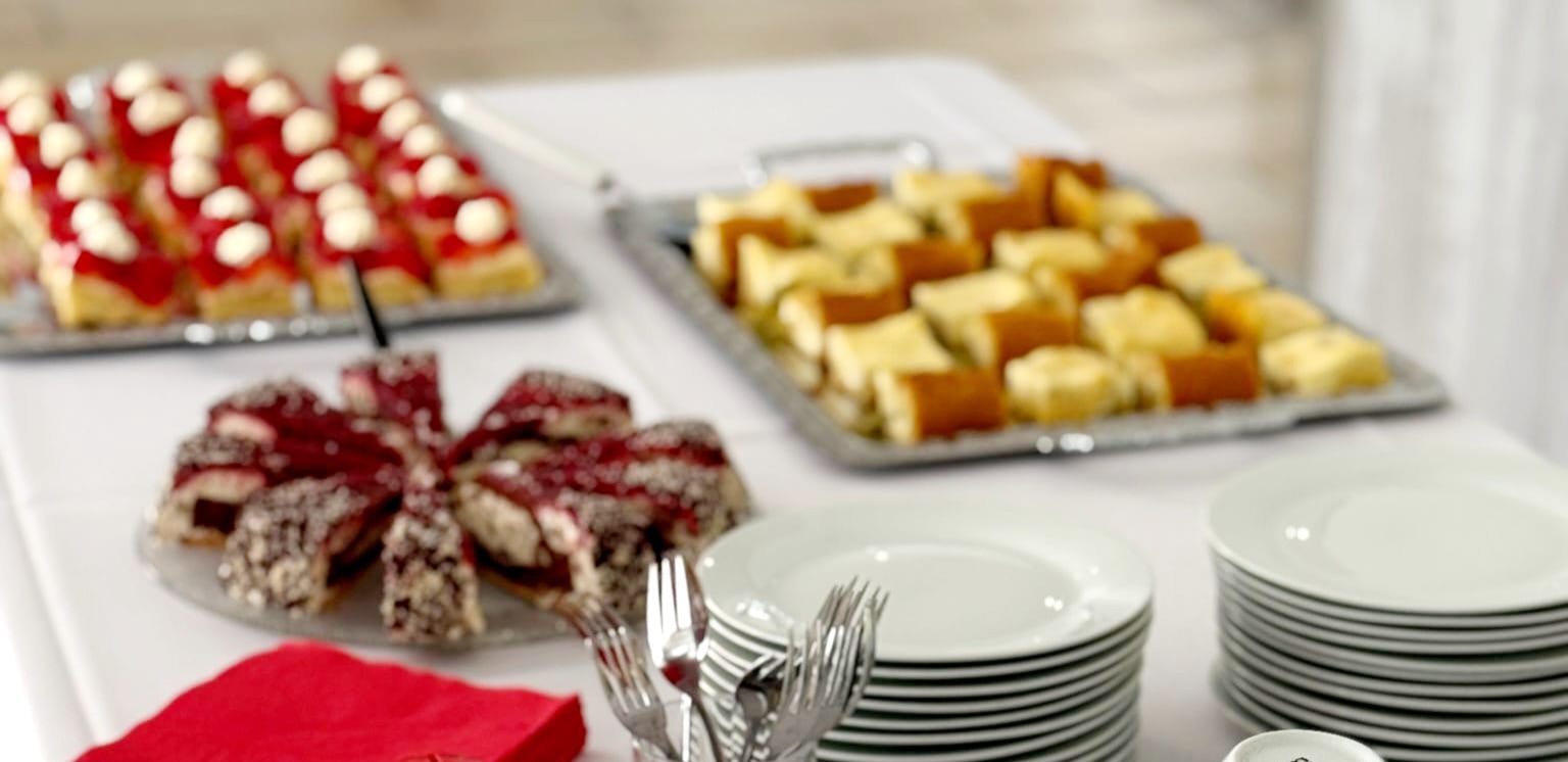 gedeckter Tisch mit Kuchen